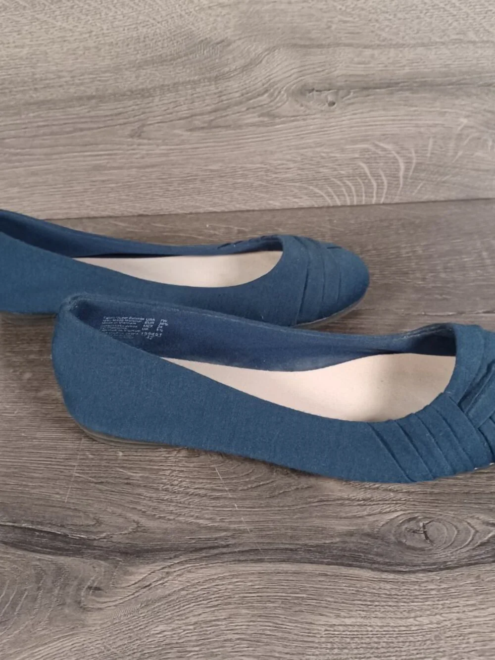 American Eagle Women's Size 7W Navy Blue Round Toe Pleated Ballet Flats